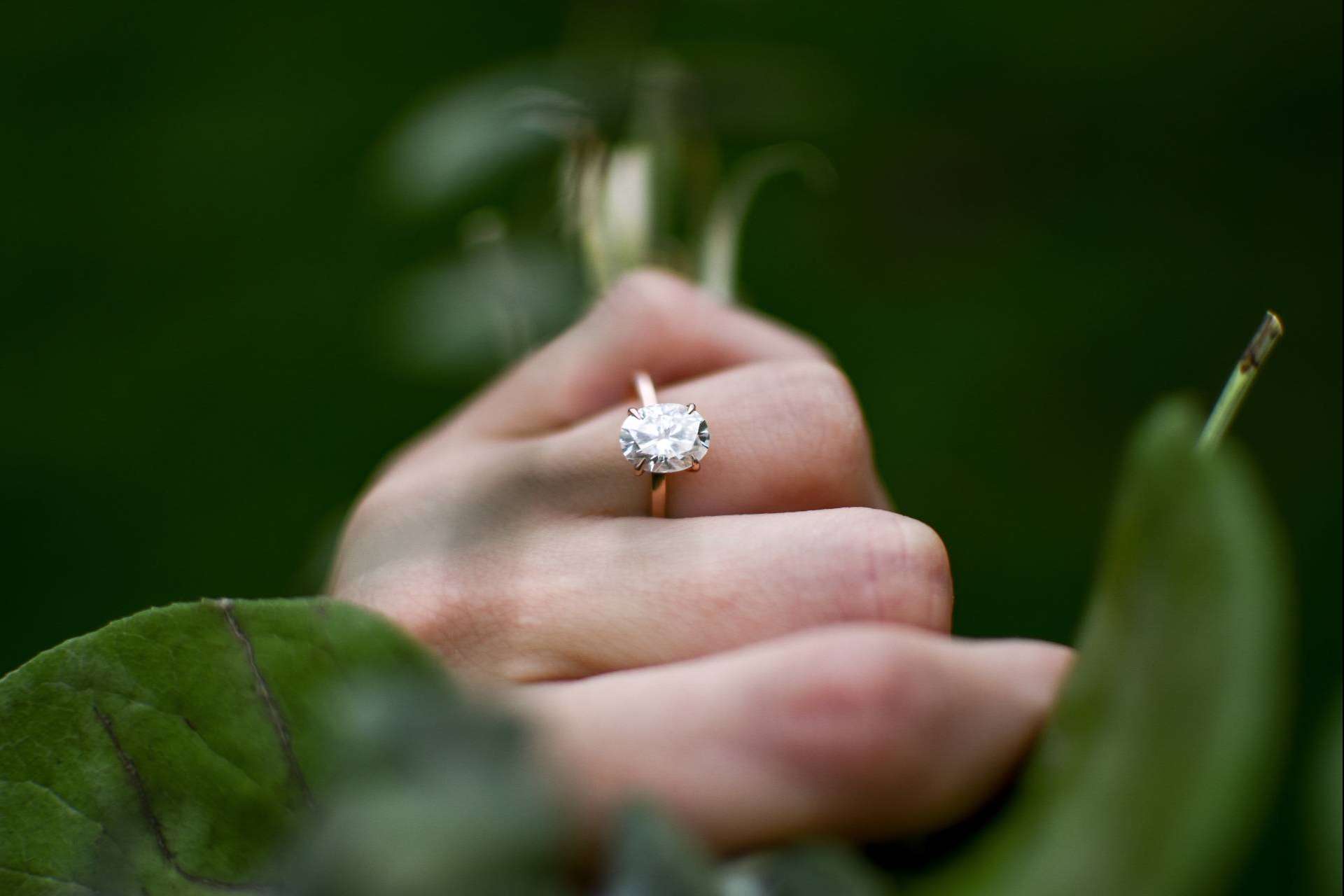 Por qué los diamantes de laboratorio son la opción ideal para un anillo de compromiso